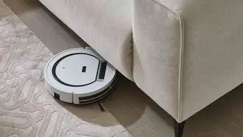 Ein automatisierter Staubsaug-Roboter passt under das Sofa